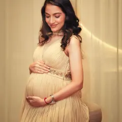 Glowing with love, grace, and a little glam. For this mama-to-be, I created a soft, minimal look to celebrate her natural radiance from within.