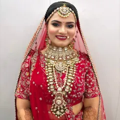 This bride chose a complete rental set for her big day, including a heavy choker and a matching long necklace. The combination of Kundan and pearls creates a timeless bridal look.