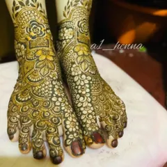A clear, top-down photo of a complete bridal foot mehndi design. Learning to fill the entire foot with a balanced, intricate pattern is a key skill for any professional artist.