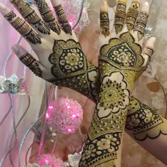 A stunning design with a classic feel, featuring intricate patterns and a beautiful scalloped border.