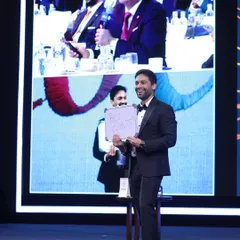 A great shot showing the cause and effect of my magic. On the bottom screen, I'm revealing a prediction, and on the top screen, you can see the exact moment it hits the audience.