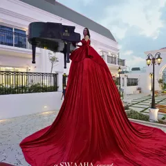 The full view of the incredible Piano Dress performance. This act is perfect for a grand entrance or as ambient entertainment, creating a sophisticated and magical atmosphere.