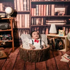 Welcome, little scholar. This styled photoshoot uses a charming library backdrop and vintage props to create a timeless and imaginative portrait. It’s a wonderful way to celebrate the new chapter your baby represents.