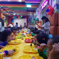 We also host large groups like school picnics. Here, you can see our dining area set up with kid-friendly meal trays, making mealtime organized and easy for everyone.