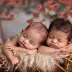 A close-up from our Bridgerton-inspired twin shoot. I focus on posing them cheek-to-cheek, capturing that inseparable bond right from the very start.