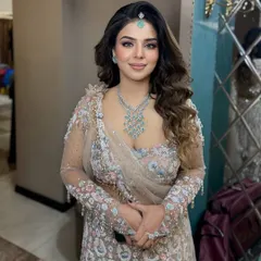 A full view of this soft glam look. The makeup is balanced and harmonious, ensuring she looks stunning both up close and from a distance.