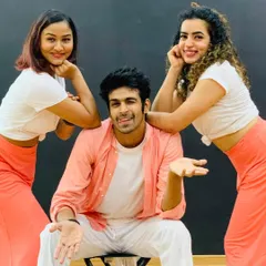 Behind the scenes of our 'Makhna' Sangeet choreography video. We always keep the atmosphere fun and friendly, which is exactly the energy we bring to our wedding choreography sessions.