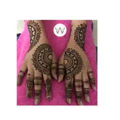 An elegant design for a bridesmaid, featuring a large, graceful paisley pattern on the back of the hands.