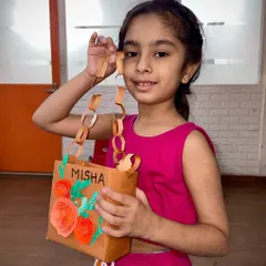 Another great shot of our paper purse craft. The chain-link handle is another fun detail that the kids learn to construct themselves.