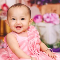 That gummy smile and bright-eyed look is what sitter sessions are all about. At around 6 to 8 months, babies have so much personality, and I love capturing their happy expressions in classic, beautiful portraits like this one.