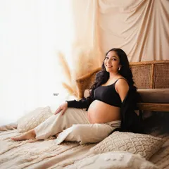 A happy and relaxed mamma-to-be, sitting comfortably in our natural-themed studio corner. Her smile is just radiant.