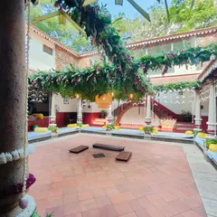 A closer look at the central foliage chandelier in the courtyard, combining fresh leaves and flowers for a stunning natural centerpiece.