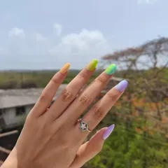 Some rainbow, some sunshine. This beautiful set features a gradient of pastel colors, like a sunset on your fingertips.