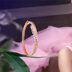 Where the warmth of rose gold meets the eternal gleam of diamonds. This stunning kada, with its leaf-like marquise diamonds, is a fusion of beauty that whispers sophistication for any celebration.