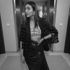 A black and white shot that emphasizes the clean lines of the makeup and the modern silhouette of the outfit. This minimalist approach to glam is perfect for high-fashion contexts.