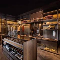 Our APERTO open wardrobe concept uses sleek metal supports instead of traditional side panels to create a more spacious feel. This fully customizable system features succupira veneer shelves and an integrated dressing mirror for a functional, minimalist aesthetic.