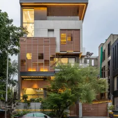 For The Solheim House, we designed a modern facade with clean lines, large glass panels, and functional wooden screens. The goal was to create a home that is visually striking while being deeply connected to its environment.