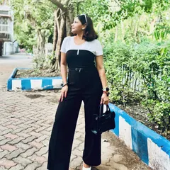 Inspired by the powerful and chic Do Do-hee from 'My Demon', this black and white jumpsuit is all about soft power. It's a perfect example of how a monochrome outfit can be both sophisticated and striking, ideal for making a statement.