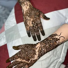 A beautiful pairing of two different styles: one hand with a geometric design and the other with a dense floral pattern.