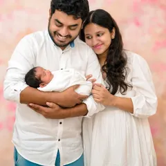New parents share a loving gaze, cradling their precious newborn. These first family portraits are incredibly special, and I aim to capture the overwhelming love and tenderness of this new chapter in a soft, intimate style.