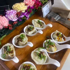 Freshly made chicken dim sum, served in individual spoons with a drizzle of chili oil and fresh spring onions. This is one of our most requested Asian appetizers, perfect for cocktail parties and corporate events.