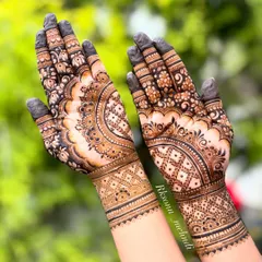 This design features a beautiful blend of geometric grids and soft, scalloped edges. The contrast between the sharp lines and flowing curves creates a visually stunning effect on the hands.