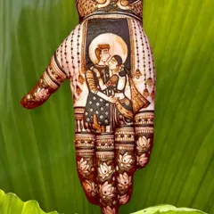 For Karwa Chauth, a design that tells a story of love. This portrait captures the tender moment between a couple, making the festival even more special. It’s a memory etched in henna.