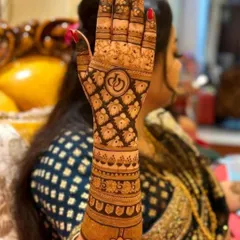 I can also add personal touches to the back of the hand. This design features the couple's initials in a circle, surrounded by a beautiful floral net pattern that extends down the arm.
