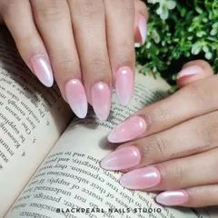 This beautiful set showcases the baby boomer gradient with a soft, pearlescent finish. It’s a neutral and sophisticated look that is perfect for any occasion, created here with Gel-X extensions.