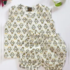 This penguin print jhabla and bloomer set is a unisex option perfect for summer. Made from pure breathable cotton, it keeps your little one cool and comfy all day long.