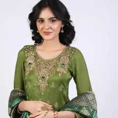 A clean and polished look for a model in ethnic attire. The makeup is dewy and minimal, with neatly defined brows and a neutral lip, paired with soft curls for a gentle, feminine look.