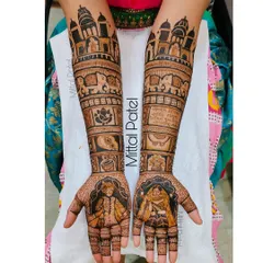 A complete Maharashtrian bridal story on both hands. I’ve included everything from the palace architecture and royal elephants to auspicious symbols like Lord Ganesha, the mangalsutra, dhol, and the traditional nath, telling a full wedding story.