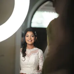 A beautiful getting-ready shot. The ring light helps me perfect every detail, ensuring the bride's makeup is flawless before she walks down the aisle.