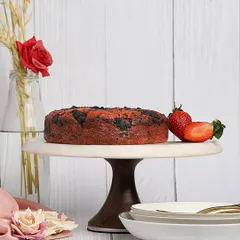 My all-time bestseller, the Strawberry Dark Chocolate cake. It's made without eggs, butter, or sugar. A little tip from me: warm it up for a few seconds before eating for a truly heavenly experience.