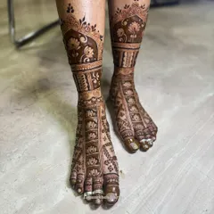 Bridal feet deserve just as much love. This is a full coverage floral design for the feet, ensuring every part of the bride's look is perfect, from head to toe.