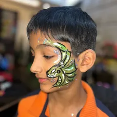 Who said face painting is just for girls? DUH! Learning to paint cool dragons like this one will make you a huge hit with the boys at any event. This design uses bold lines and glitter to really pop.