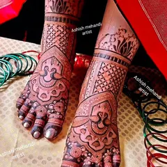 This elegant foot design features paisley and floral motifs, perfectly complementing the bride's silver toe rings.