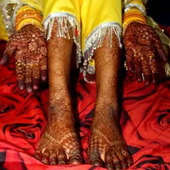 I provide complete bridal mehendi services, ensuring both your hands and feet are adorned with beautiful, cohesive designs. This full set features traditional patterns from fingertips to toes.