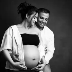 The connection between this couple feels even more intimate in black and white. The focus is entirely on their expressions and the way they hold each other.