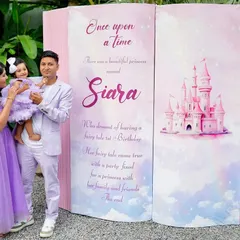 A personalized fairytale entrance designed as a giant storybook. It tells the birthday girl's story, creating a unique and memorable welcome for all the guests.