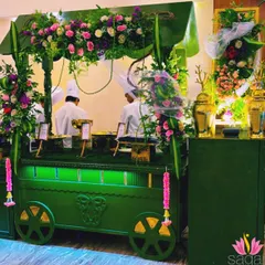 This food cart was part of the Green and Gold theme, designed as a live station. It's adorned with fresh flowers and traditional banana leaf details, blending elegance with a touch of nature.