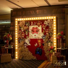 The entrance to the speakeasy was a hidden masquerade. A photo wall adorned with Venetian masks and framed by marquee lights created a dramatic and mysterious welcome for the guests.
