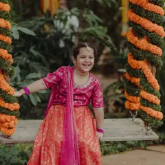 A young guest enjoying the traditional oonjal, or swing, which we decorated with spirals of orange marigolds. This feature is always a favorite for guests of all ages and makes for beautiful, candid photos.