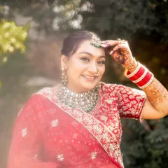 The quintessential happy bride in classic red. This candid shot captures the pure joy and confidence that my work inspires, highlighting a timeless look with defined eyes and a radiant smile.