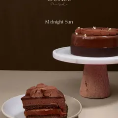 I created the Midnight Sun for true lovers of chocolate and caramel. It's a composition of deep, rich chocolate mousse and a silky, slow-cooked caramel core. This is indulgence, pure and simple.