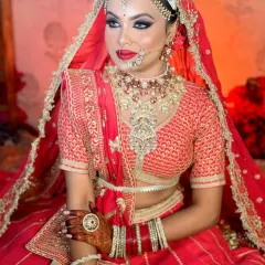 A timeless pose for a beautiful bride. The focus here is on the flawless base and the sharp contour that enhances her features, techniques we practice daily in my professional makeup course.