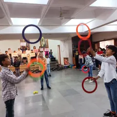 This week, we're introducing circus arts at the Kids Kona! Here, children are learning juggling, a simple yet powerful skill for improving concentration and sensory coordination. It's all about learning through play.