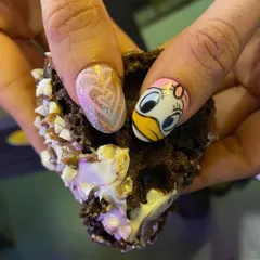 What do you love more, the chocolate waffle or the nails? This fun and quirky design features a hand-painted Daisy Duck alongside a glittery heart.