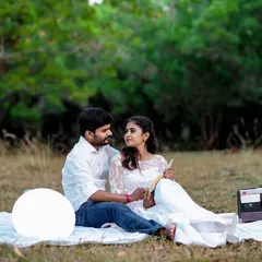 A simple and sweet picnic setup in a quiet field. This pre-wedding shoot is all about capturing the couple's connection in a natural, relaxed setting.