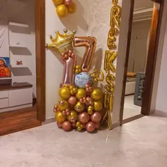 Here is the full view of the 17th birthday princess bouquet, showing how it can be a great centerpiece or photo corner decoration. The name of the birthday girl is spelled out with individual letter foils.